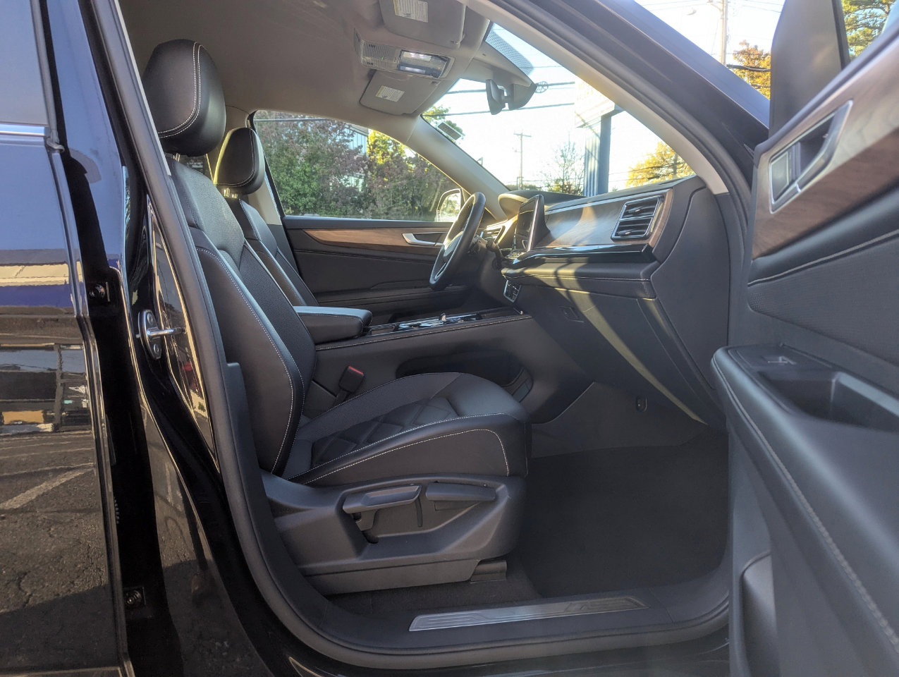Used 2024 Volkswagen Atlas SE image 28