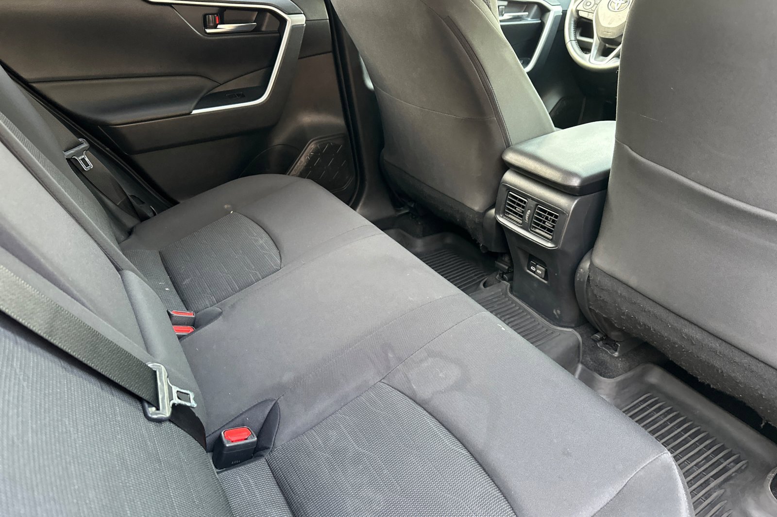 Used 2024 Toyota RAV4 SE image 18