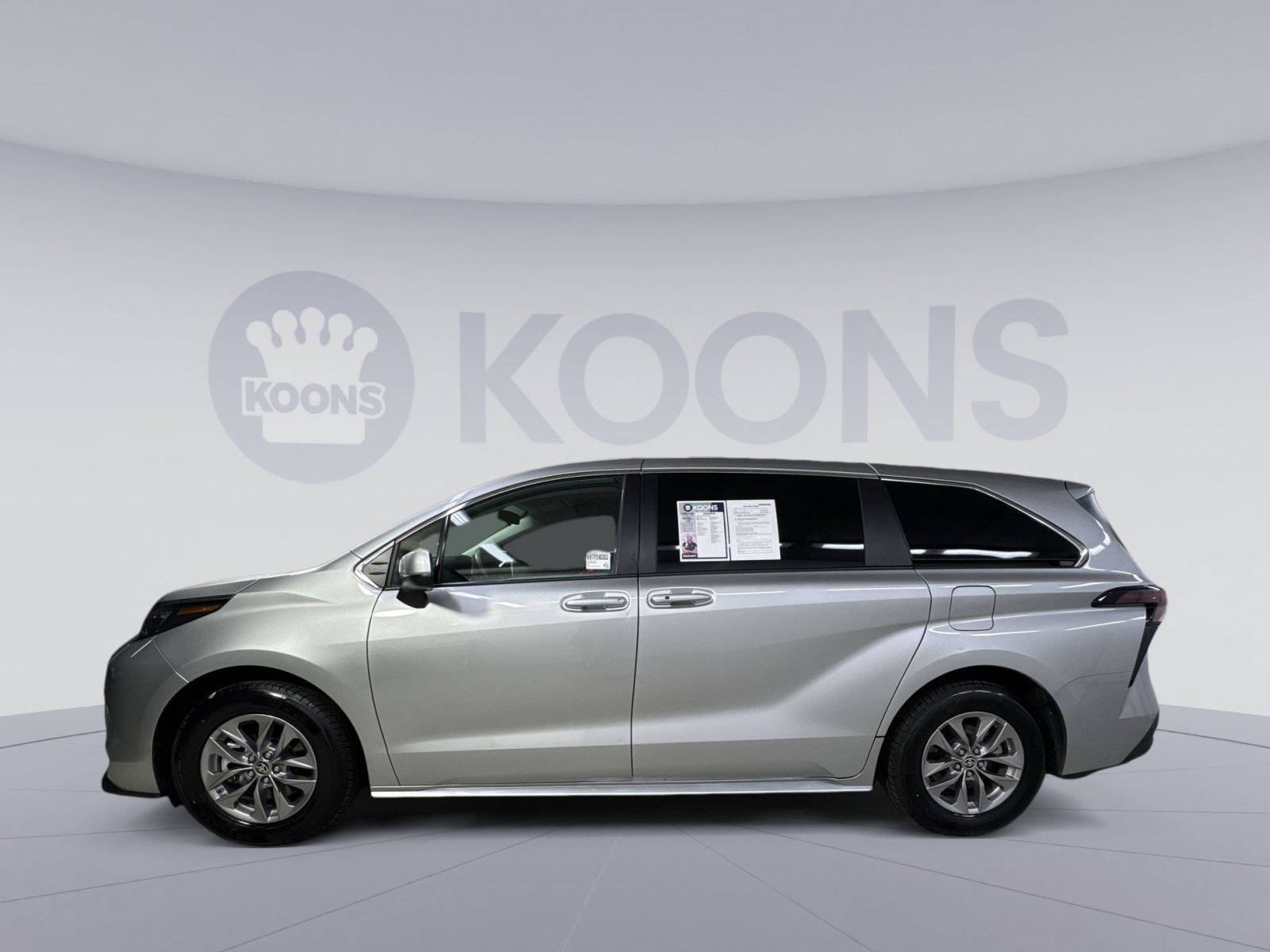 Used 2024 Toyota Sienna LE FWD image 17