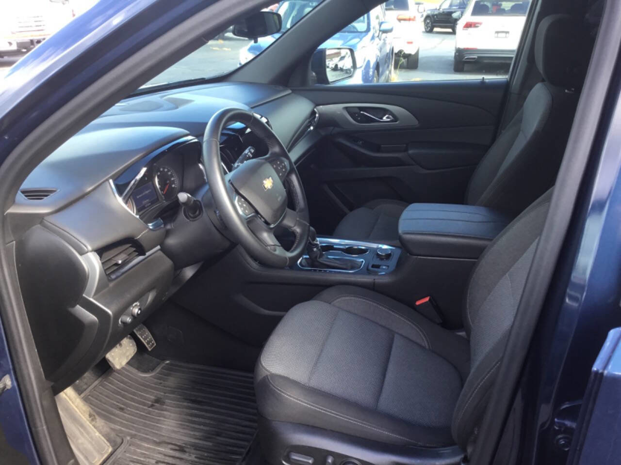 Used 2023 Chevrolet Traverse LT image 3