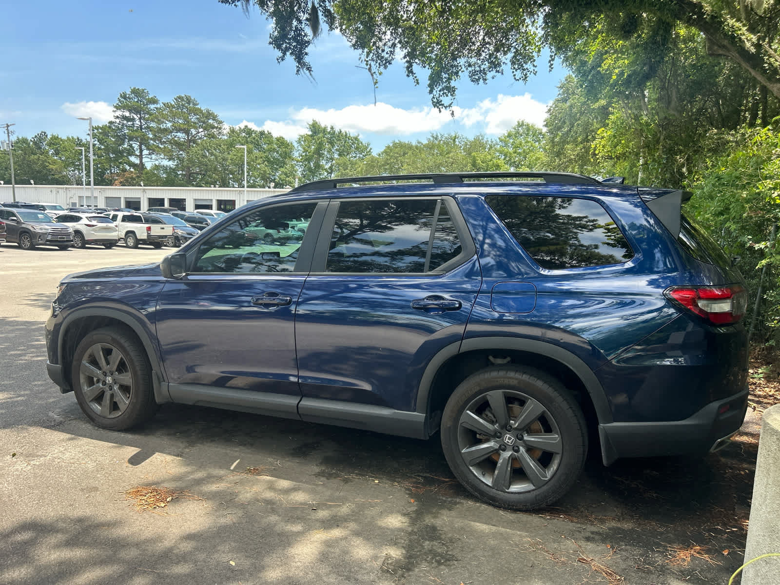 Used 2024 Honda Pilot Sport image 2