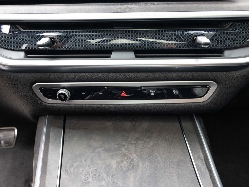Used 2023 BMW X7 xDrive40i w/ M Sport Package AWD/4WD image 38