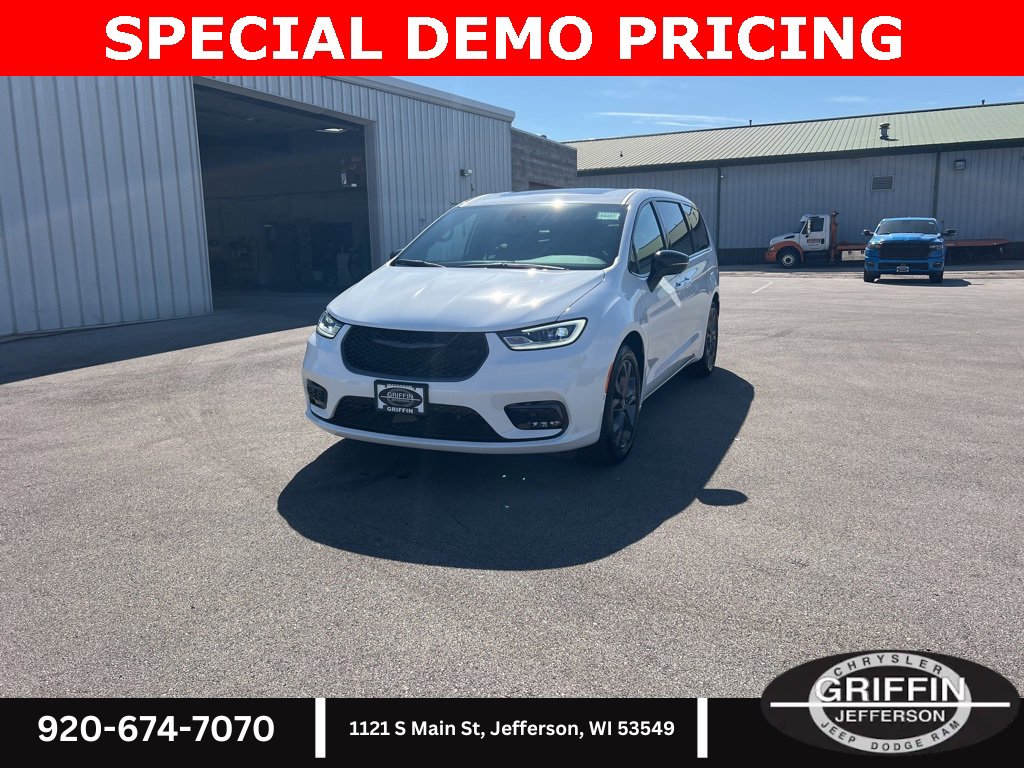 New 2026 Chrysler Pacifica Select image 4