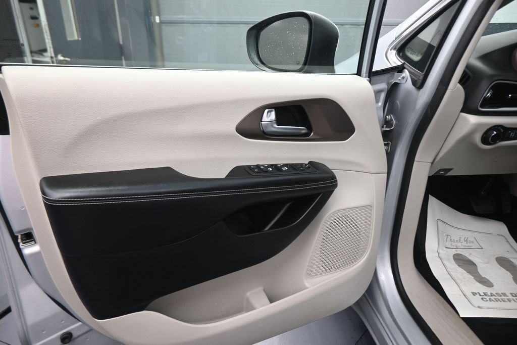 Used 2022 Chrysler Voyager LX FWD image 42
