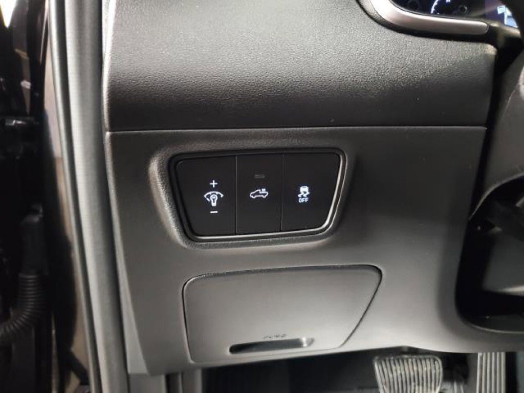 Used 2023 Hyundai Santa Cruz SE w/ Cargo Package image 12