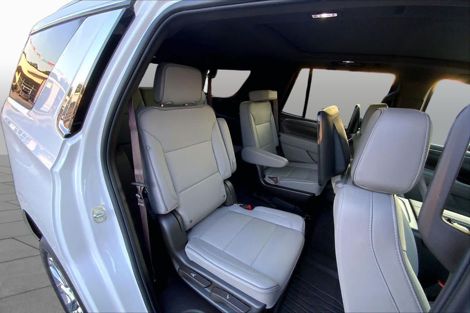 Used 2024 GMC Yukon SLT w/ SLT Luxury Package RWD image 19