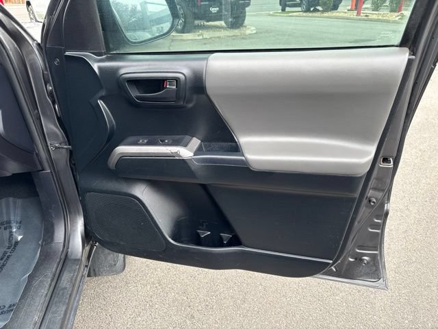 Used 2017 Toyota Tacoma TRD Off-Road AWD/4WD image 19