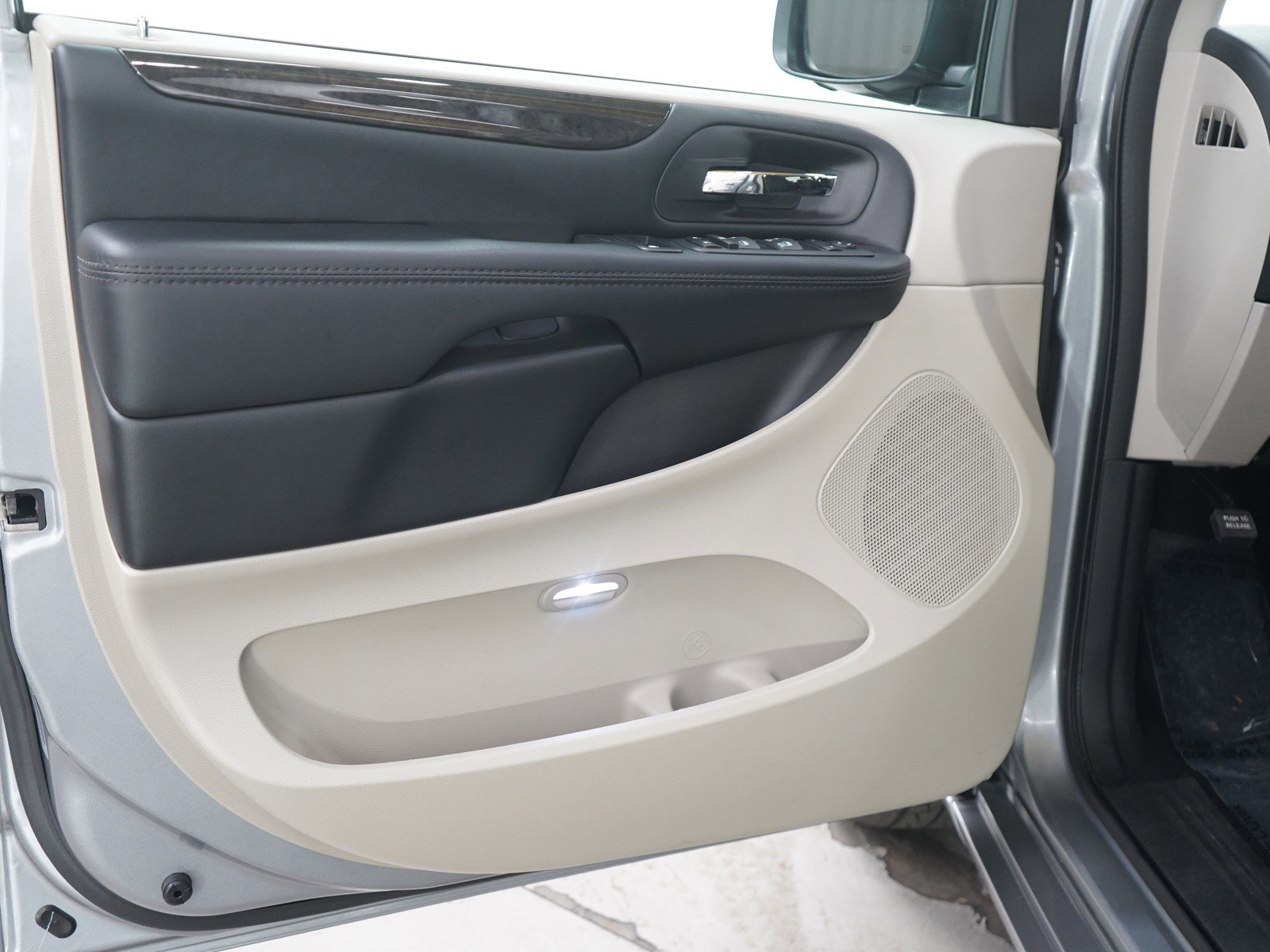 Used 2019 Dodge Grand Caravan SE w/ UConnect Hands-Free Group image 19