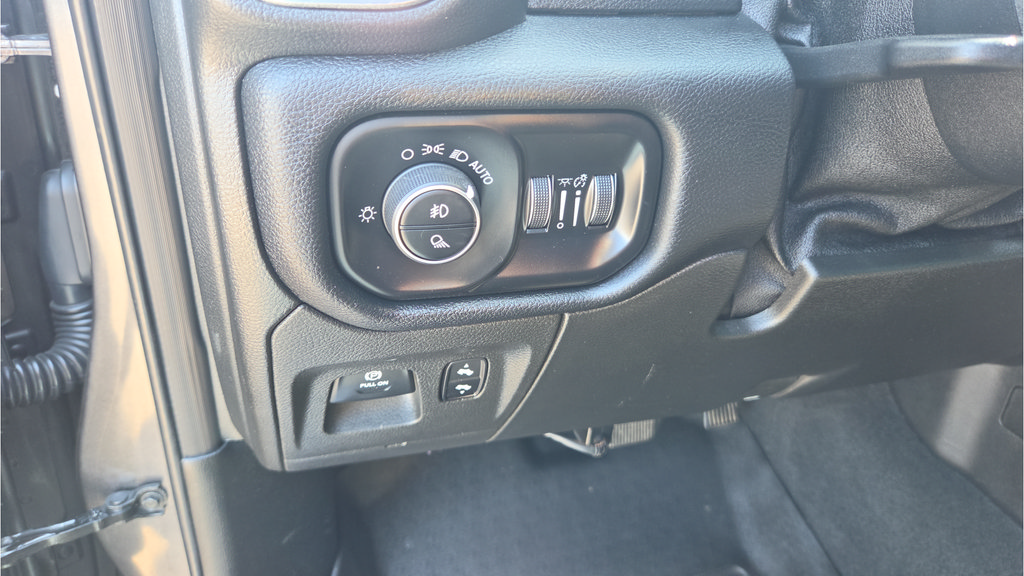 Used 2019 RAM 1500 Laramie w/ Sport Appearance Package AWD/4WD image 28