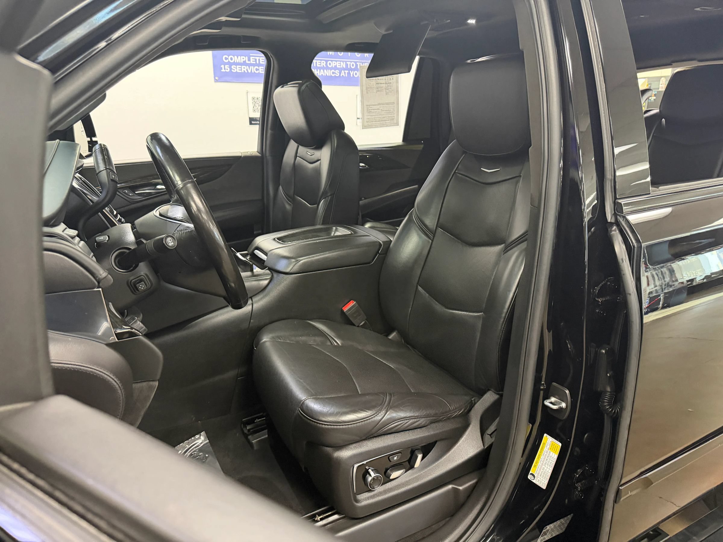 Used 2018 Cadillac Escalade Platinum RWD image 16
