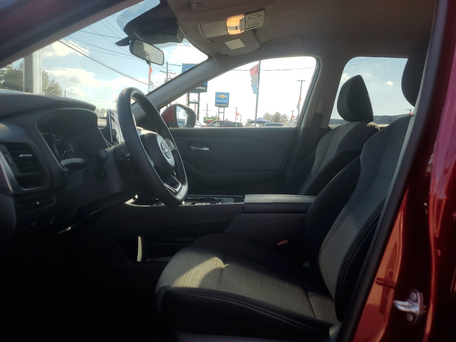 Used 2023 Nissan Rogue SV image 8