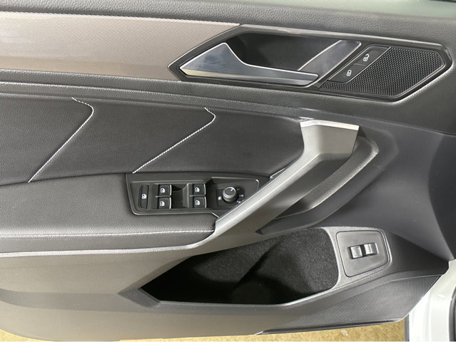 Used 2022 Volkswagen Tiguan SE image 33
