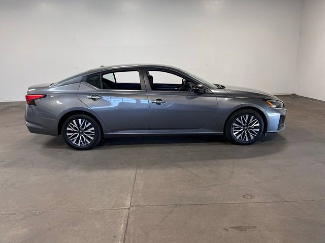 Used 2024 Nissan Altima 2.5 SV image 2