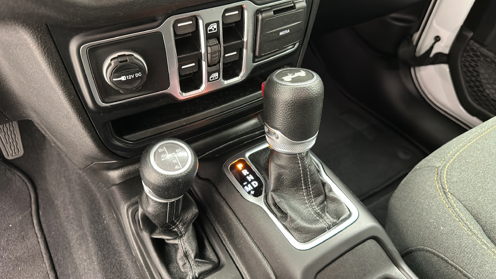 Used 2024 Jeep Wrangler Unlimited w/ Convenience Group AWD/4WD image 18