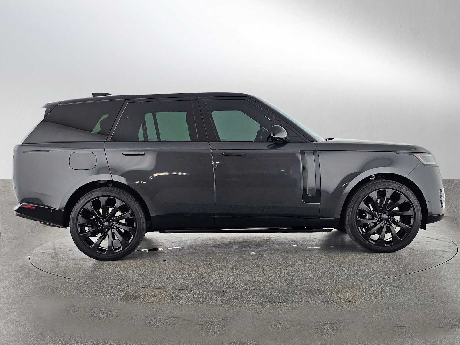 Used 2025 Land Rover Range Rover SE AWD/4WD image 2