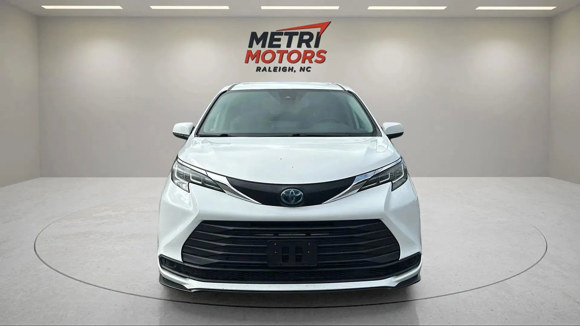 Used 2022 Toyota Sienna LE image 2