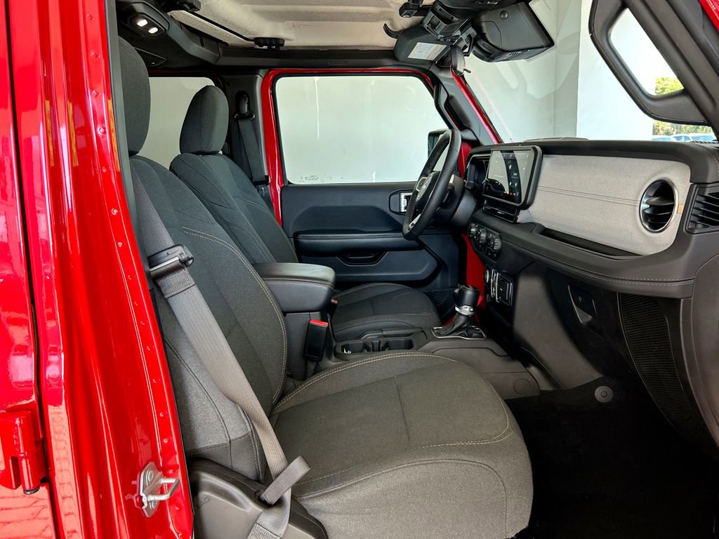 Used 2024 Jeep Wrangler Unlimited Sahara AWD/4WD image 32