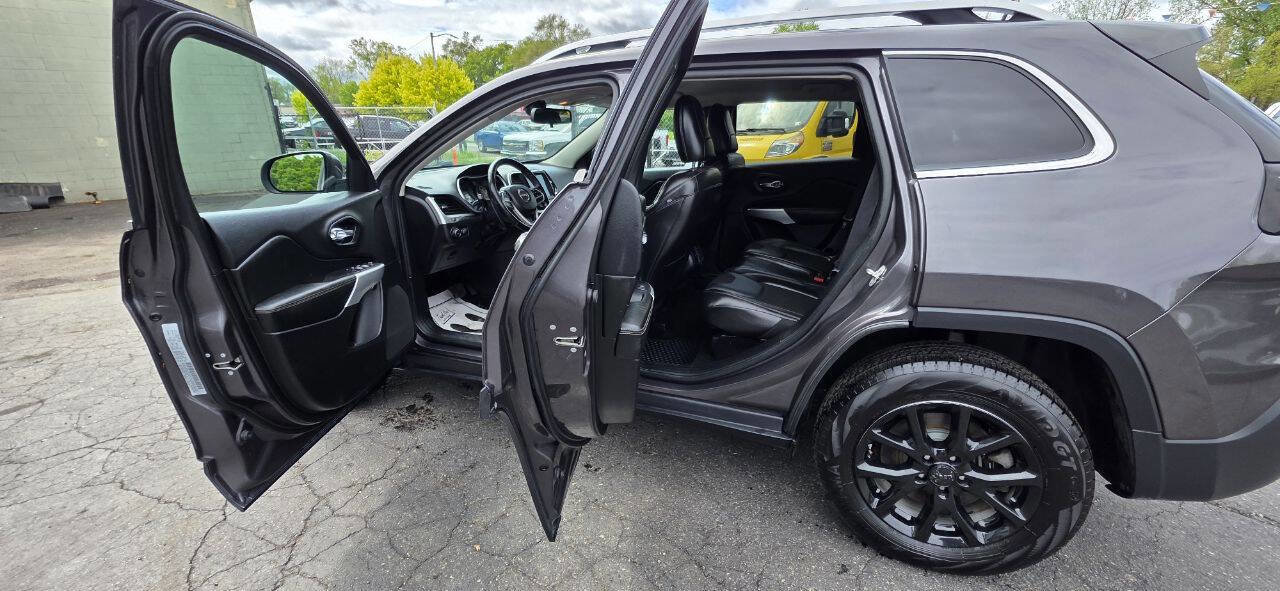 Used 2018 Jeep Cherokee Latitude Plus w/ Cold Weather Group image 8