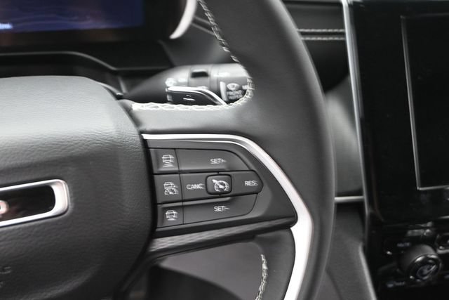 Used 2025 Jeep Grand Cherokee Altitude AWD/4WD image 28