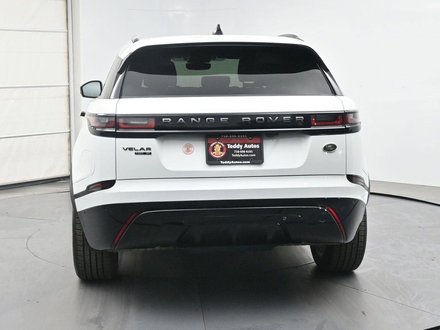 Used 2019 Land Rover Range Rover Velar R-Dynamic SE AWD/4WD image 18