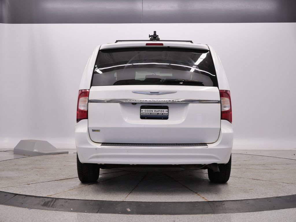 Used 2014 Chrysler Town & Country Touring FWD image 4