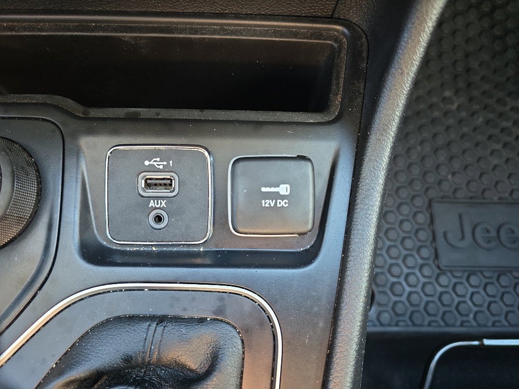 Used 2019 Jeep Cherokee Latitude w/ Cold Weather Group image 18