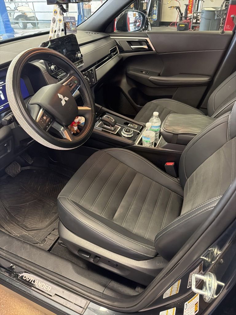 Used 2024 Mitsubishi Outlander SE Black Edition AWD/4WD image 2