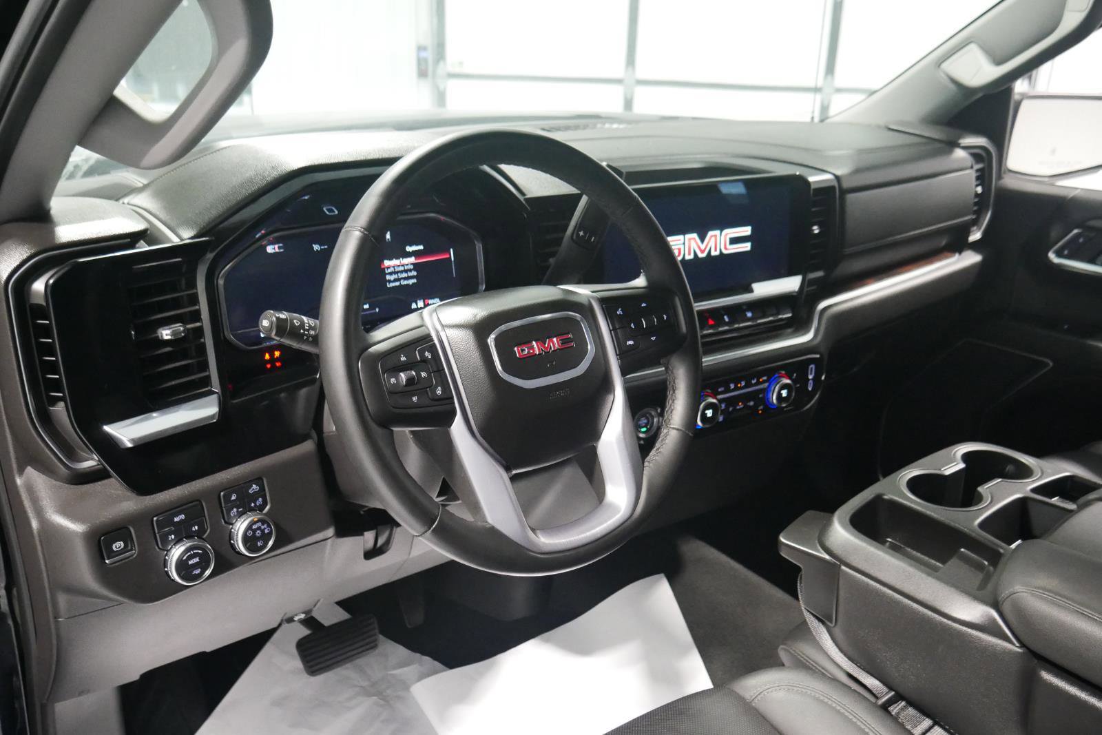 Used 2024 GMC Sierra 1500 SLT image 9