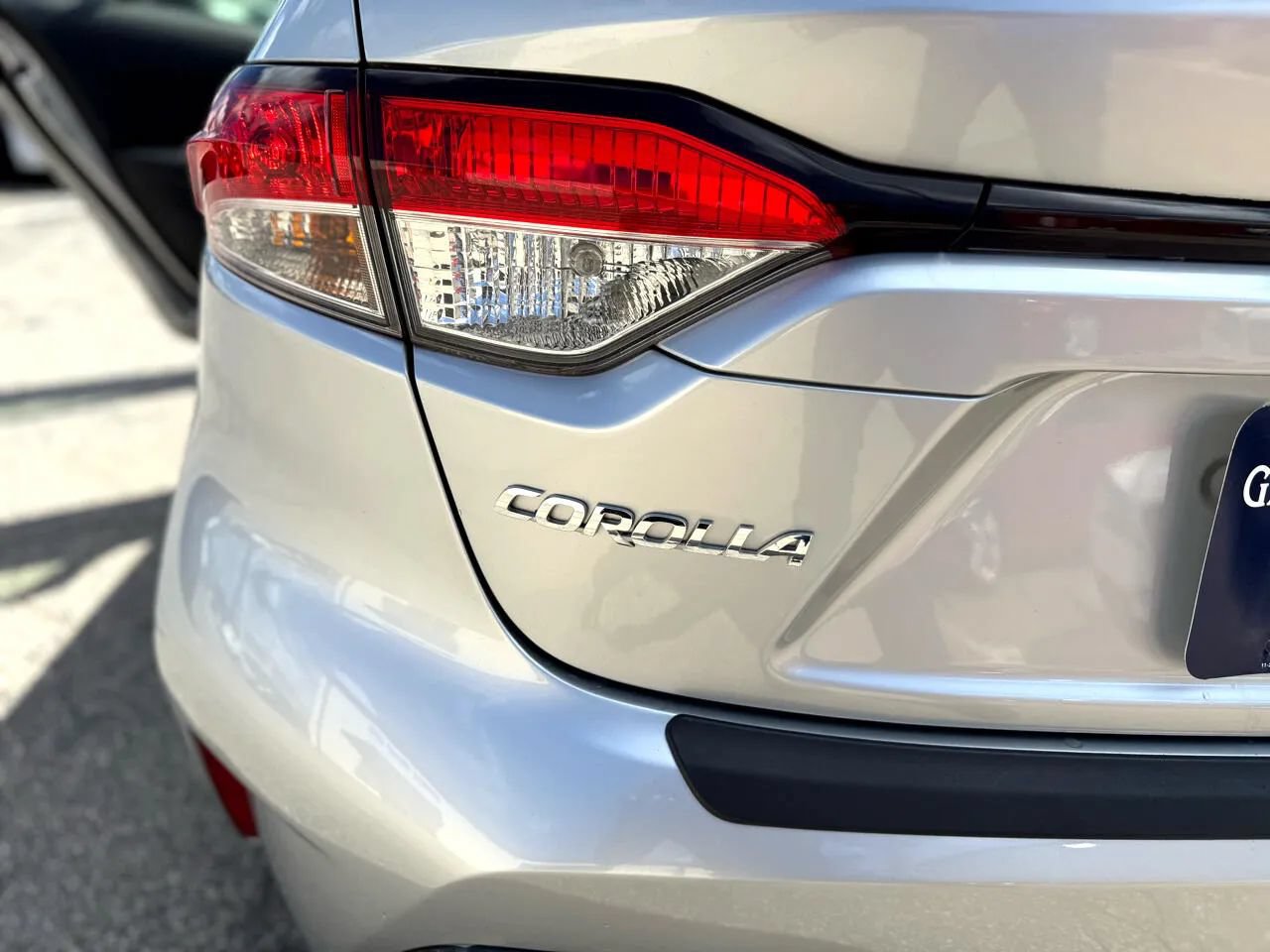Used 2022 Toyota Corolla SE w/ SE Premium Package FWD image 30