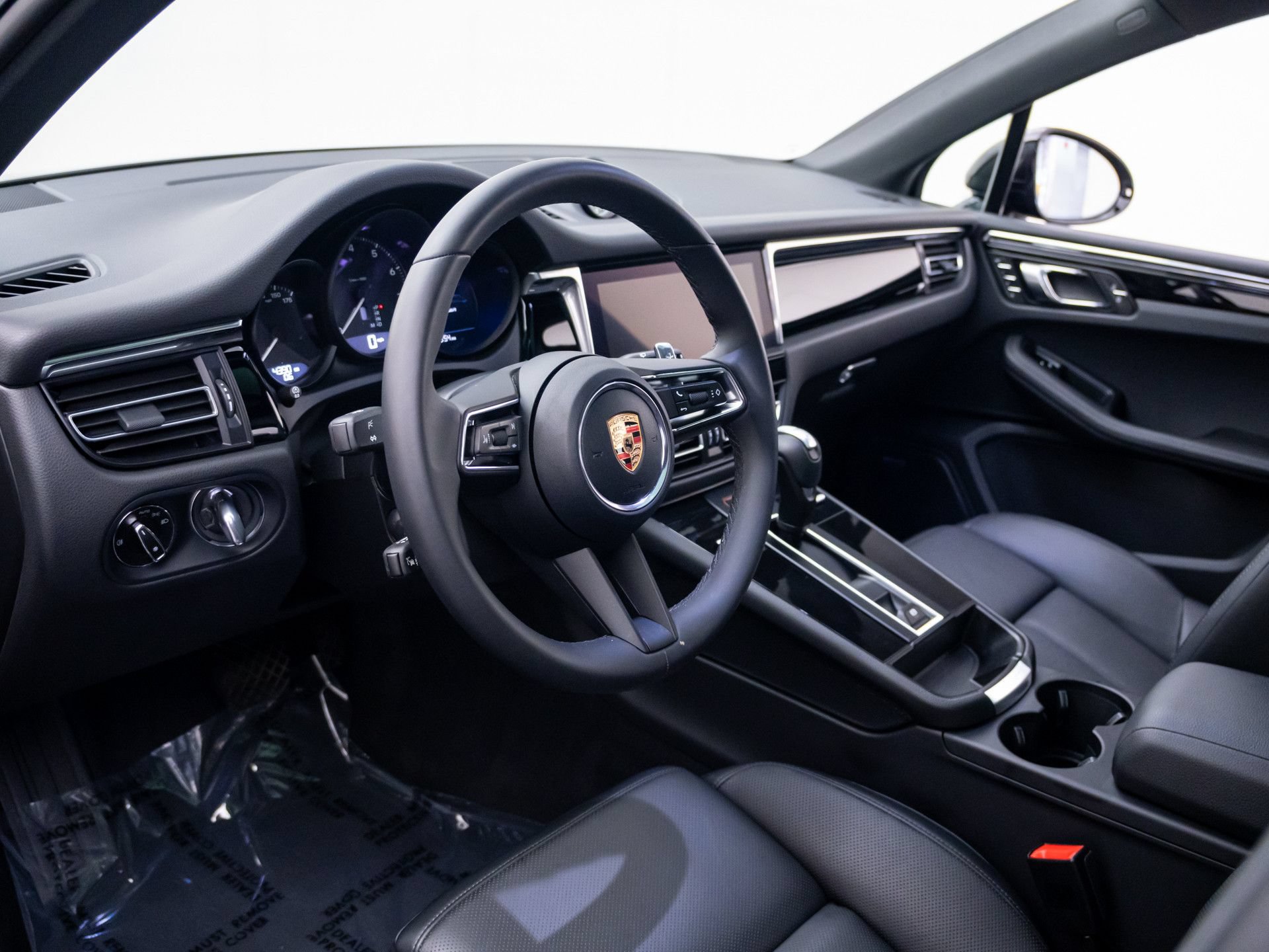 Certified 2025 Porsche Macan AWD/4WD image 4