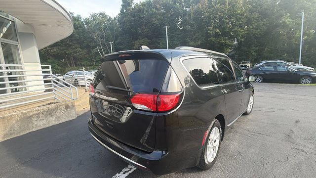 Used 2017 Chrysler Pacifica Touring-L w/ Tire & Wheel Group FWD image 5