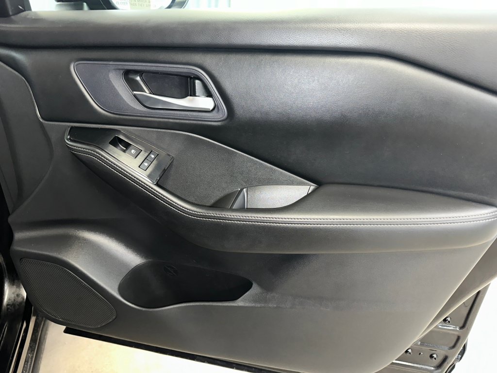 Used 2024 Nissan Rogue SV AWD/4WD image 29