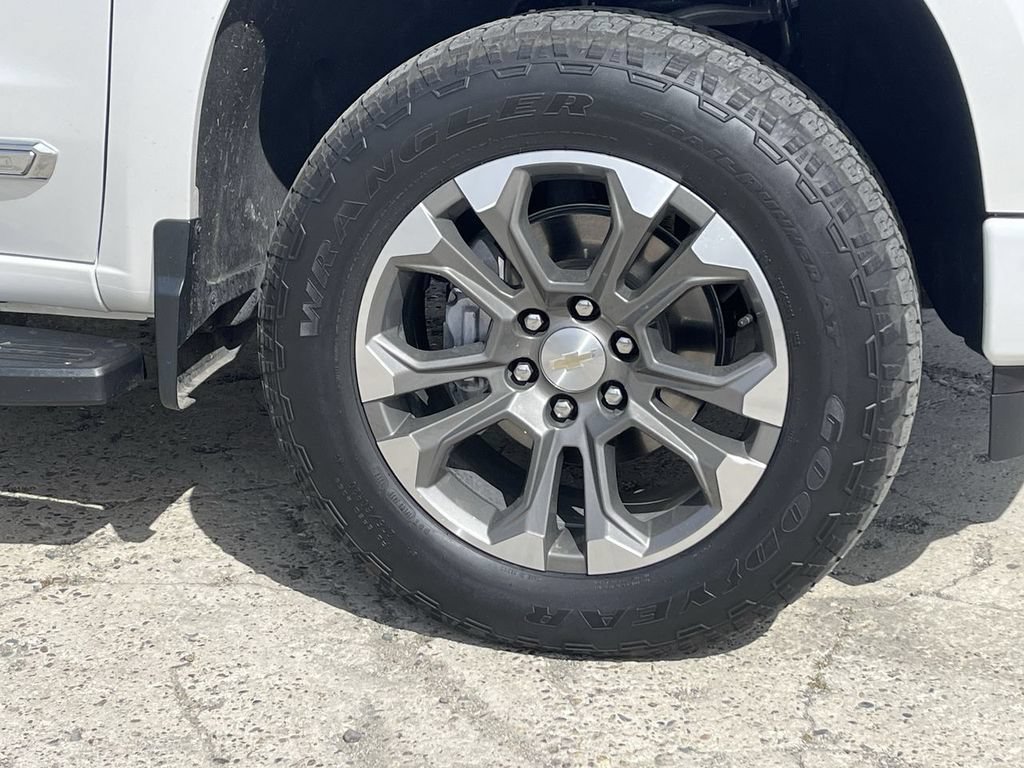 Certified 2023 Chevrolet Silverado 1500 High Country w/ Z71 Off-Road Package AWD/4WD image 33