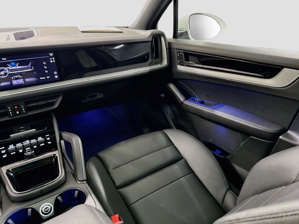 Certified 2025 Porsche Cayenne AWD/4WD image 24