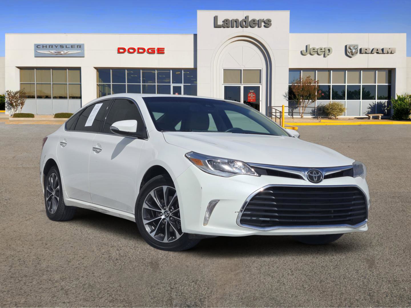 Used 2018 Toyota Avalon XLE Premium FWD image 1
