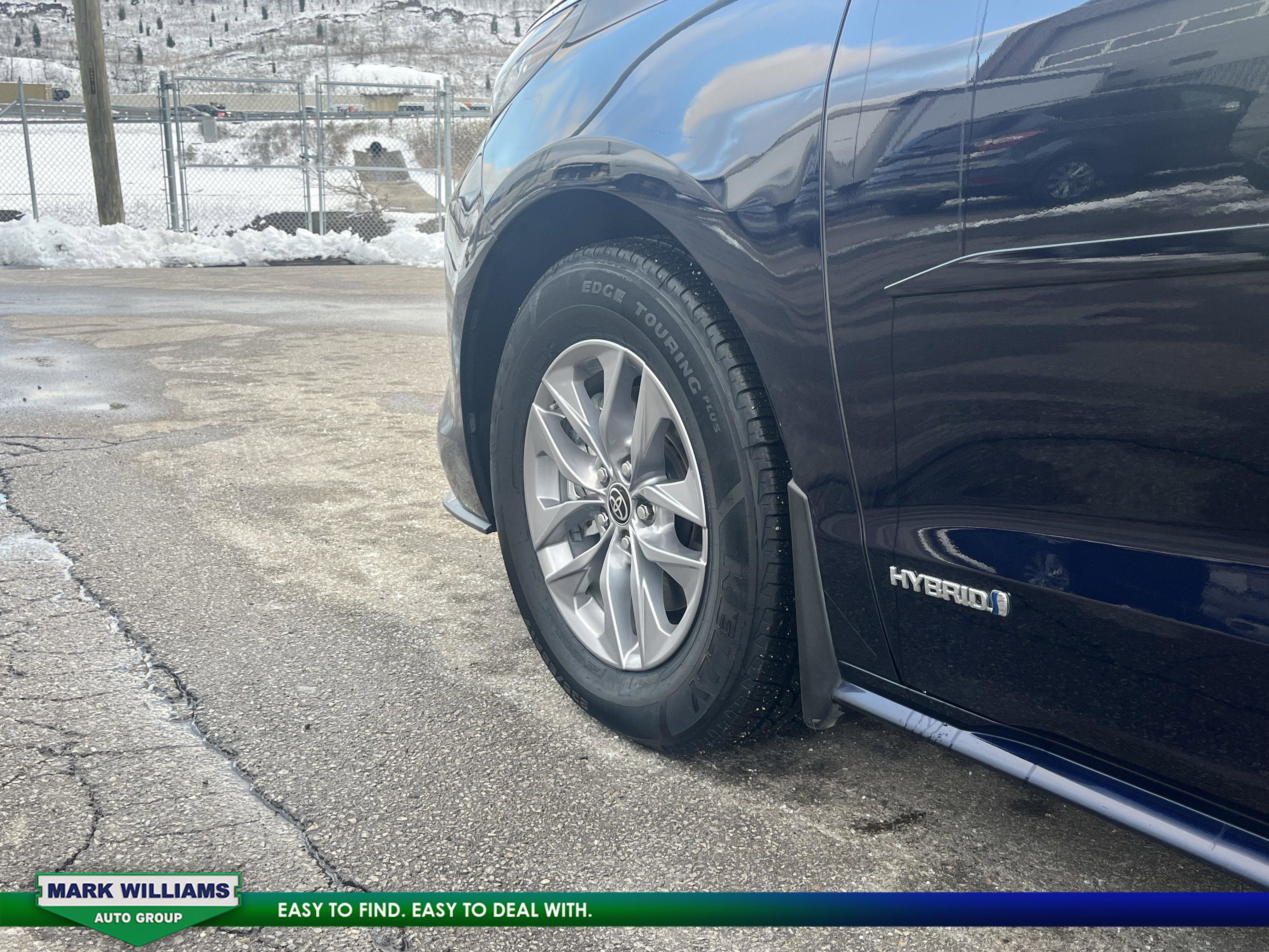 Used 2021 Toyota Sienna XLE image 9