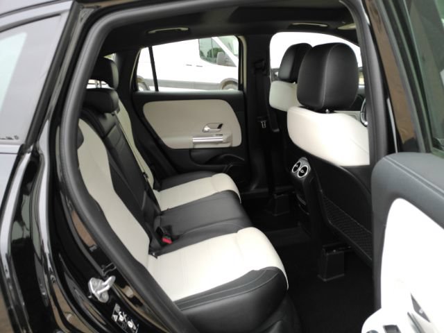 Used 2021 Mercedes-Benz GLA 35 AMG 4MATIC w/ Premium Package image 27