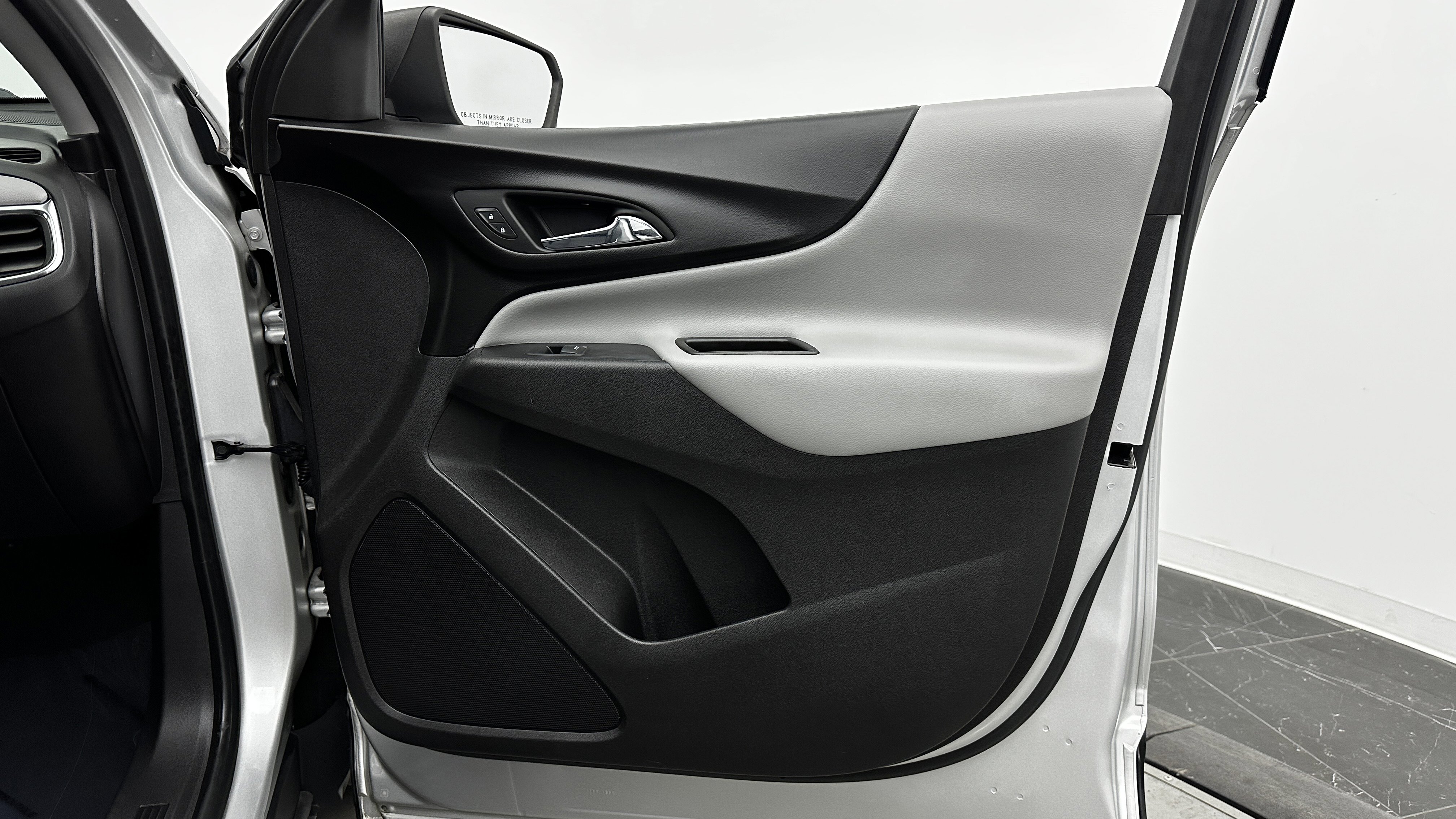 Used 2019 Chevrolet Equinox LS w/ LS Convenience Package image 32