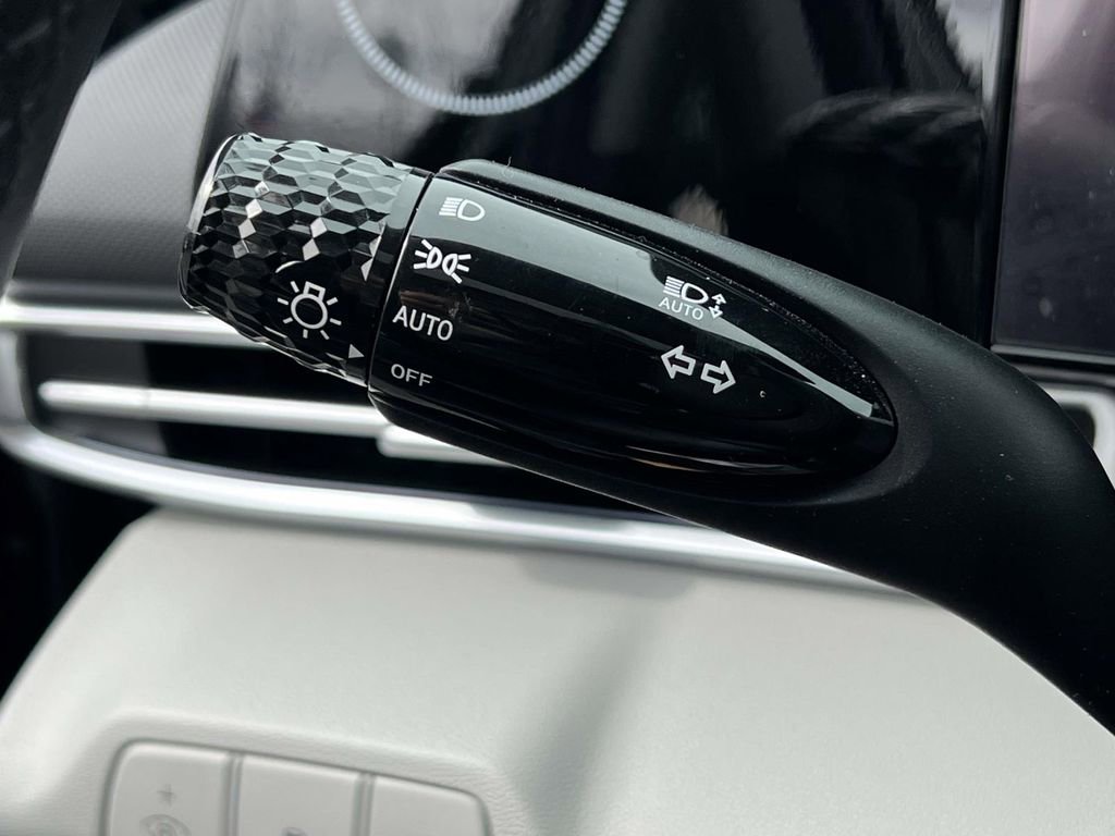 Certified 2025 Hyundai Elantra Limited image 25