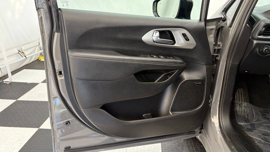 Used 2023 Chrysler Pacifica Limited w/ Uconnect Theater Family Group AWD/4WD image 16