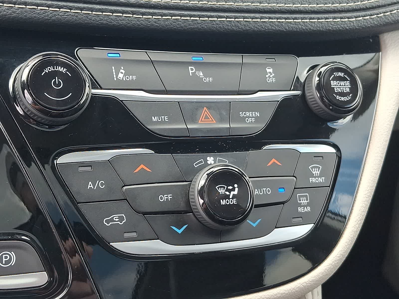 Used 2023 Chrysler Pacifica Limited FWD image 16