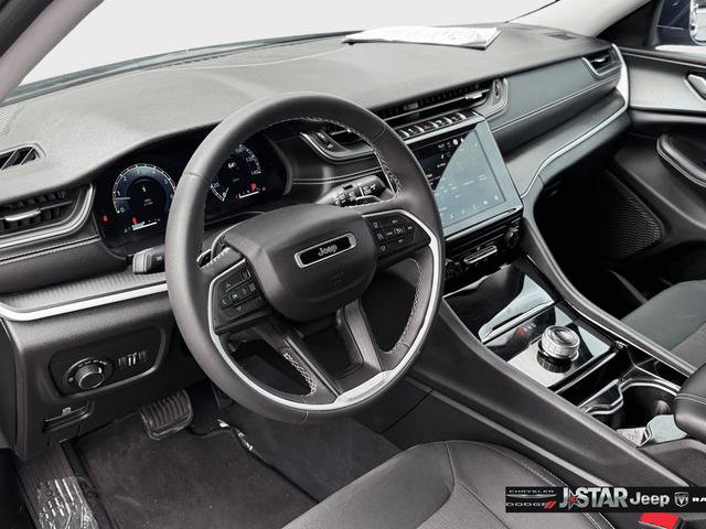 Used 2023 Jeep Grand Cherokee Laredo AWD/4WD image 35