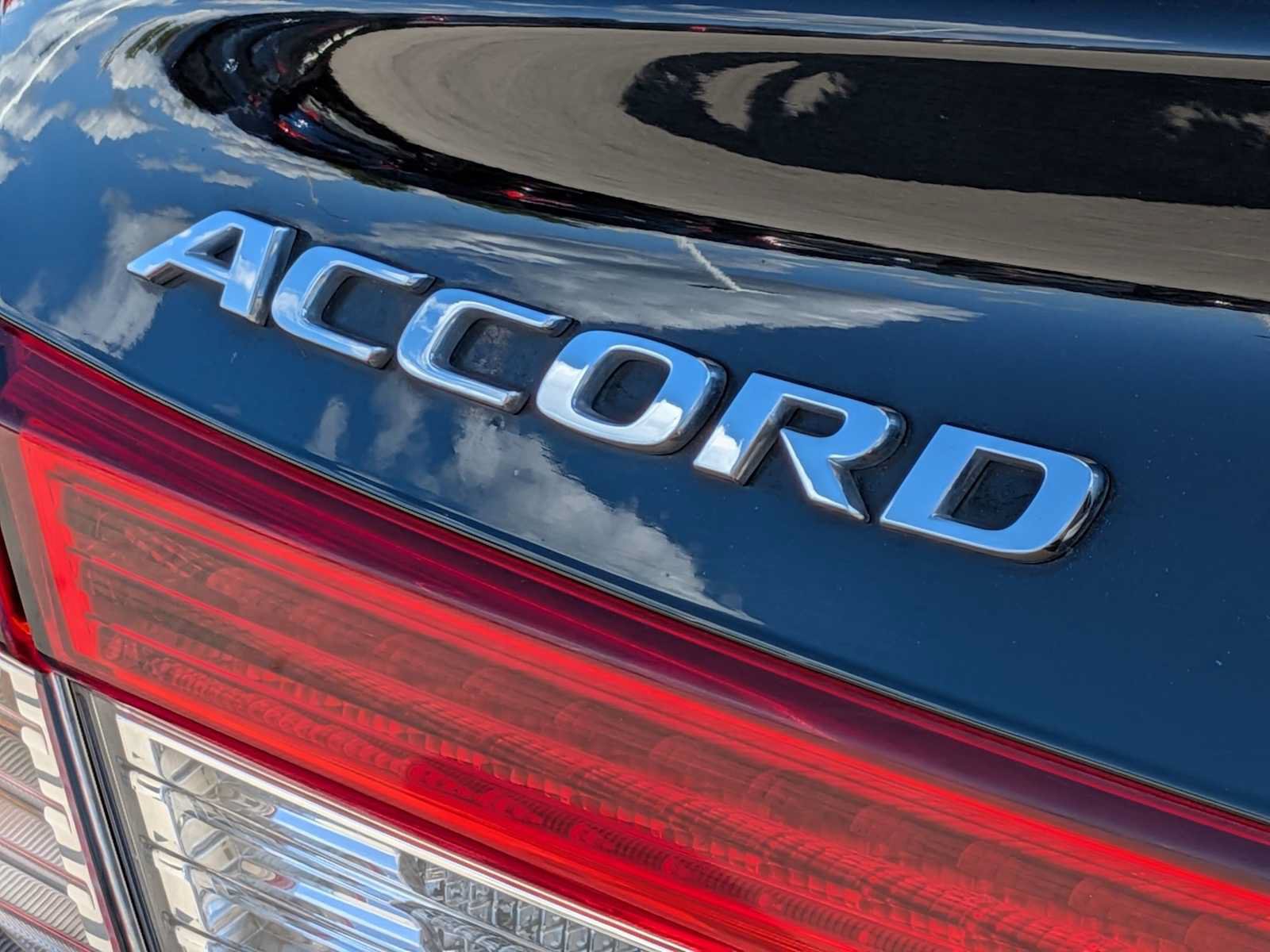 Used 2018 Honda Accord Sport image 11
