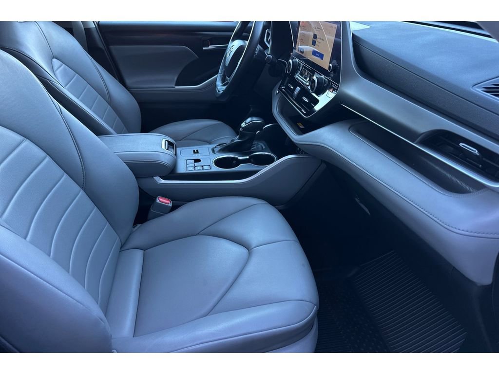 Used 2023 Toyota Highlander XLE image 18