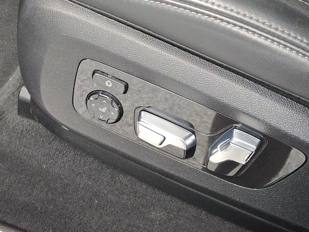 Used 2024 BMW X7 M60i w/ Executive Package image 28