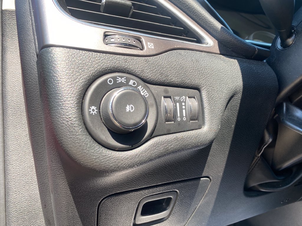 Used 2021 Jeep Cherokee Latitude Plus AWD/4WD image 30