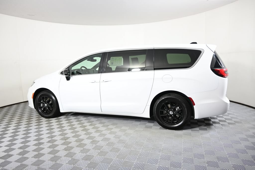 Used 2024 Chrysler Pacifica Touring FWD image 3