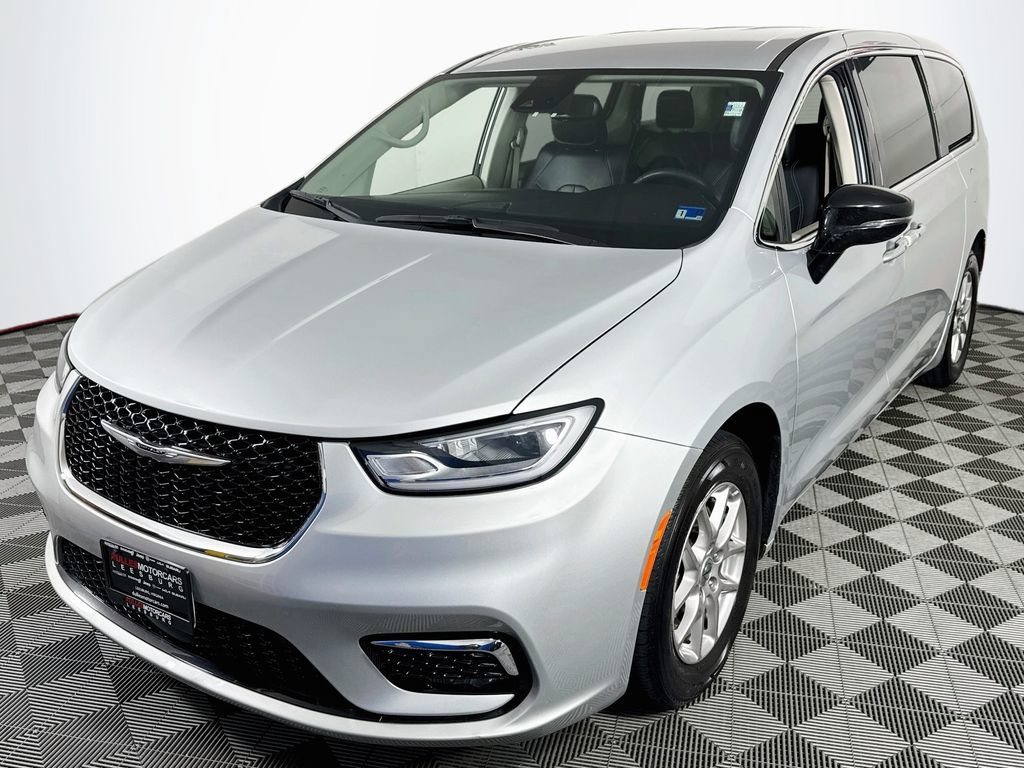Used 2024 Chrysler Pacifica Touring-L FWD image 3