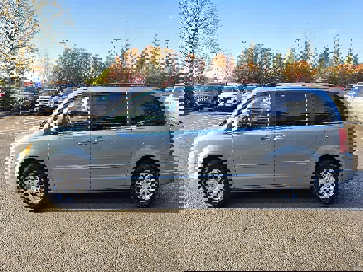 Used 2010 Chrysler Town & Country Touring FWD image 1