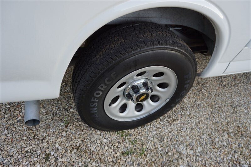 Used 2010 Chevrolet Express 1500 RWD image 35